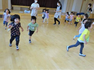 g年少　ホールで遊ぶ (8)